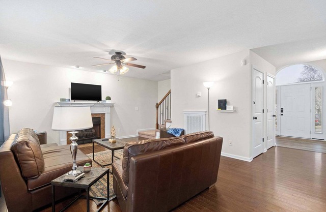 Huge Yard&Deck! Mins to Airport - Beds on Brewster