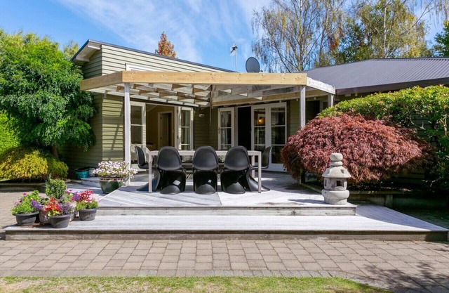 Huia Haven | Charming Garden Stay with King Suite & Rustic Elegance