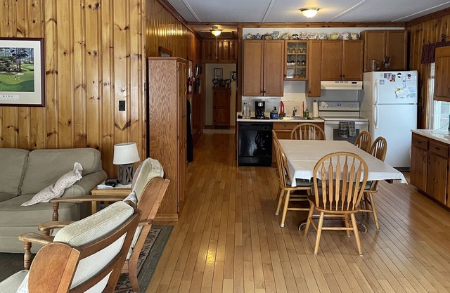 HULLETS LANDING LAKE GEORGE 5 BR WITH LAKE VIEWS HIKING BOATING TENNIS AND GOLF