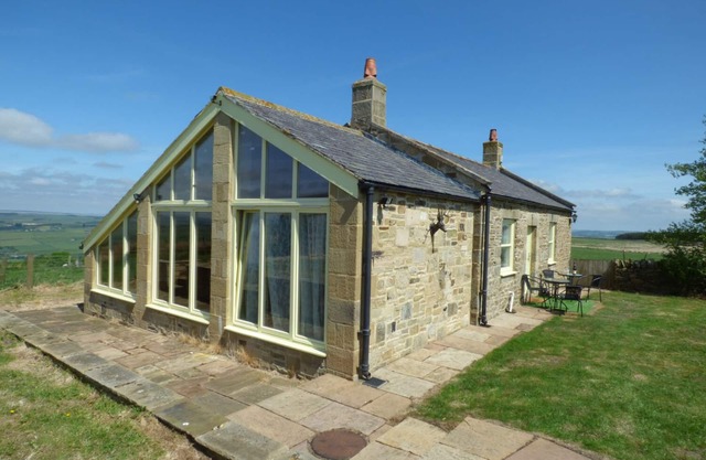 HUMBLETON COTTAGE, pet friendly, with open fire in Haydon Bridge