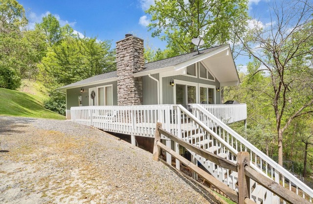 Hummingbird Cottage- charming cottage in quiet cove close to Bridgewater!