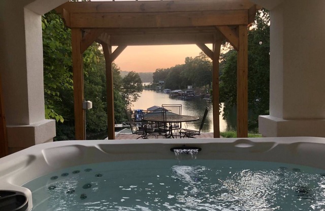 Hummingbird Home by AvantStay | Boat House + Dock