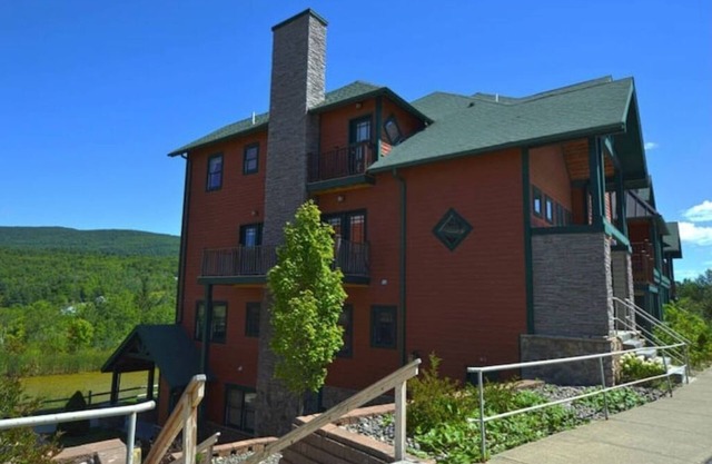 Hunter Mountain 2 Bedroom Condo - Steps to Slopes & Zip Line!