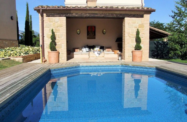 Hunters Lodge - luxury 1 bedroom house with exclusive pool.