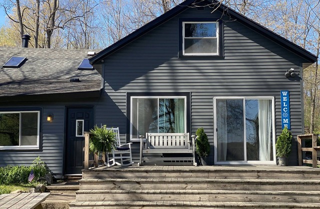 Hunters Lodge - Spacious semi-Private Lake, Beach, Nature, Boats, Amazing Fun!