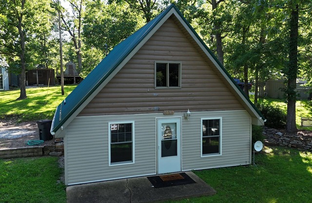 Hunters Paradise on The Lake. Cozy 2 bedroom house with large back yard
