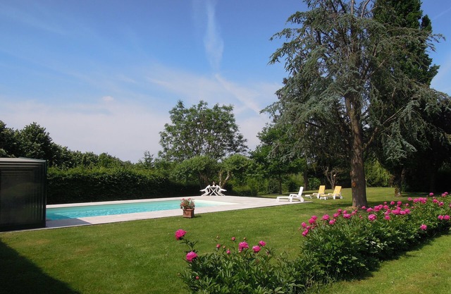 Hunting lodge, the East Wing, on estate with a park, pool and chateau