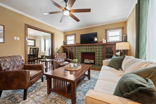 Huntington Modern History - 4br, Mu, Dt, St Marys