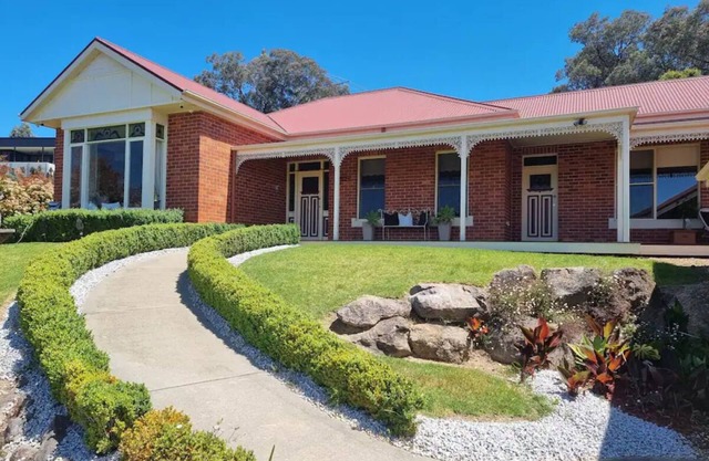 "Huonview" House on the Hill. Views for miles. 5 mins from CBD