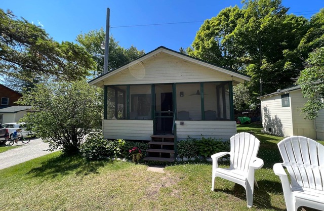Huron Cabin - Les Cheneaux Landing