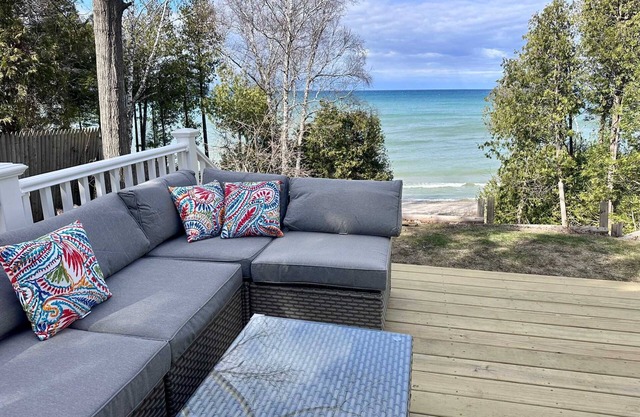 Huron Shores Hideaway: Fall Foliage and Lakeside Tranquility