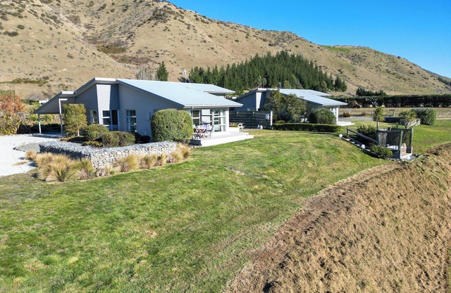 Hurunui River Retreat - Tussock Cottage