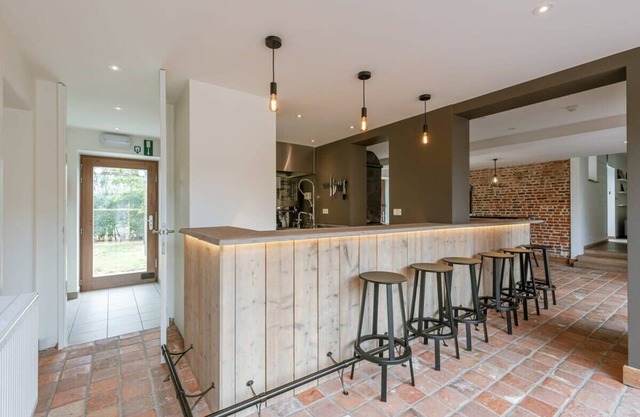 Huswell - Charming Roger's Farm