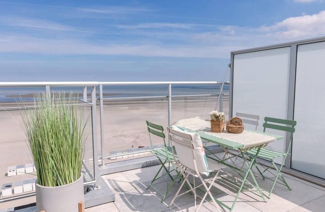 Huswell - Stunning Seafront Apartment in Prime Location