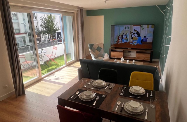 Hyper center, 3 bedrooms, 3 bathrooms, Free parking, Beach 20 minutes away!