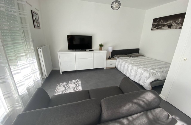 Hyper center apartment refurbished/private covered parking/terrace and WIFI