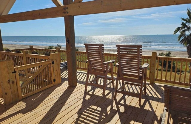 Hypnotic Beach View! Sleeps 20