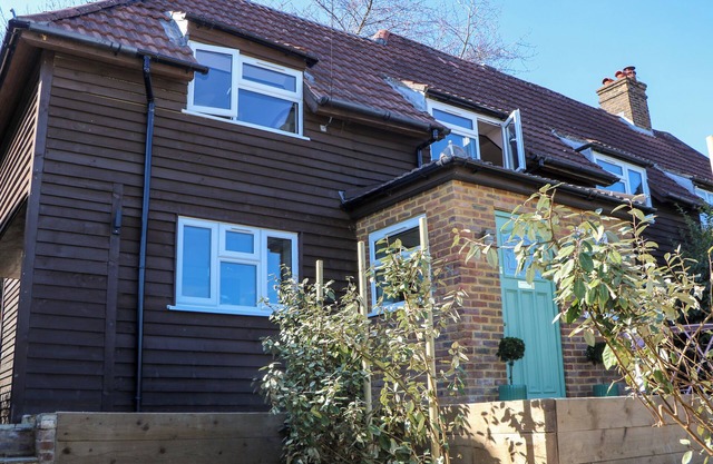 HYRST RISE, pet friendly, character holiday cottage in Forest Row
