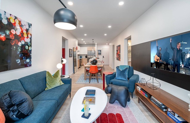 Hyve-Retro Modern-Full Gym-Walk to Broadway