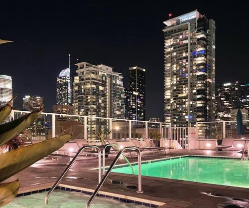 Iconic Heart of DTLA Loft with Rooftop Pool Jacuzzi Gym