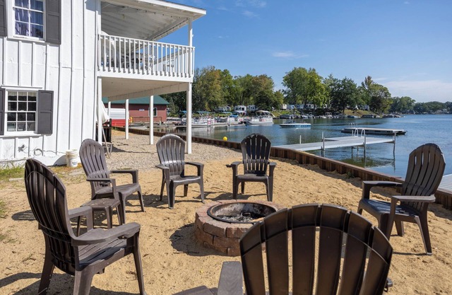 Iconic Lakehouse - Ivy Lodge - on Pine Lake