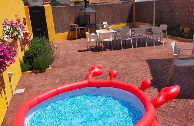Ideal for family and friends near the reservoir of San Juan, barbecue, terrace, etc.