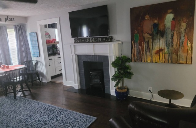IDA'S COTTAGE.nClose to caves and lakes.nBeautiful decor.nSimply the best!nn