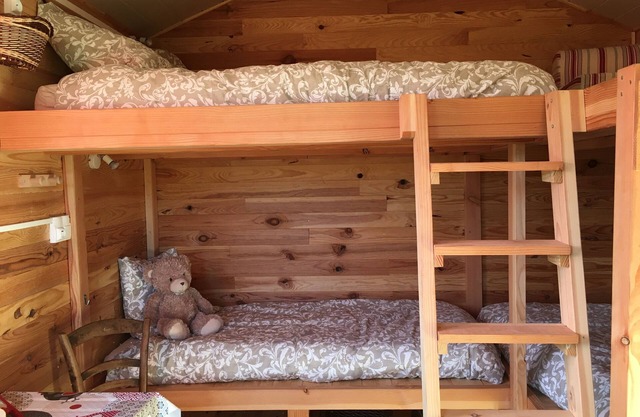 Ideal for families or friends, quiet accommodation in a basket-making workshop!