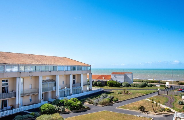 Ideal location on the corniche for 4