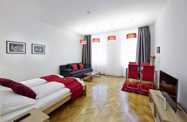 Ideal location for sightseeing, shopping, music, culture! Free Wi-Fi!