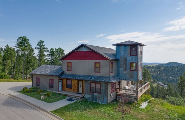Ideal Location- Stunning Views, Close to Skiing & Deadwood, 4 King Suites