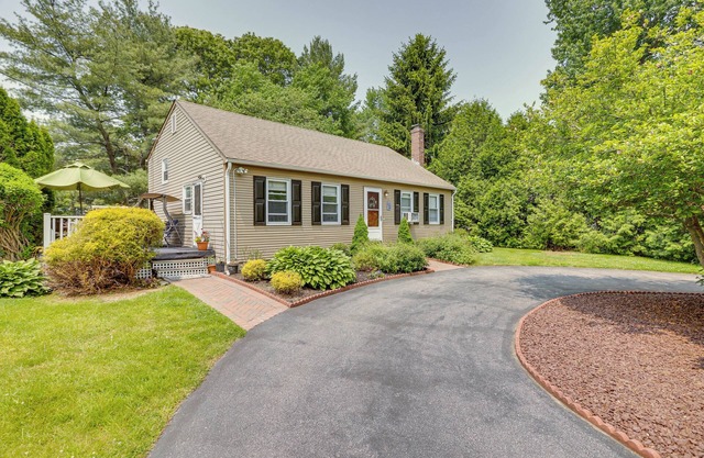 Ideal Narragansett Location w/Furnished Deck!