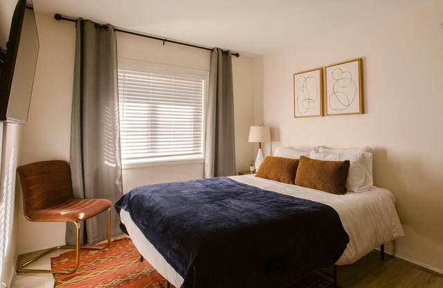 Ideal stopover location right off I-5, nestled in a scenic area by the Rogue River. Enjoy the peaceful sounds of the river while having quick access to major travel routes and nearby towns.