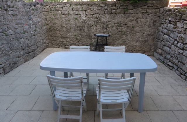 Ideally located apartment with terrace 10 minutes from the beach