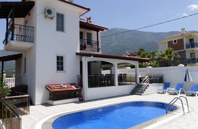 Ideally located 4 bedroom villa with private pool