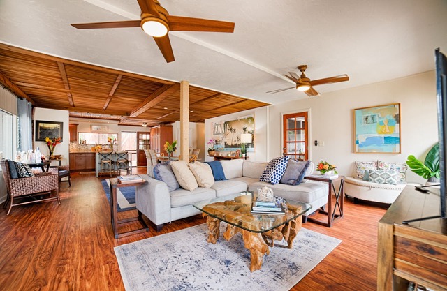 IDEALLY LOCATED, FABULOUS "HALE NANEA" Beach House- AC