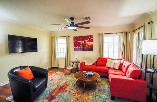 Ideally located, Renovated, Private Backyard Patio Firepit, Expo Square, BOK, TU