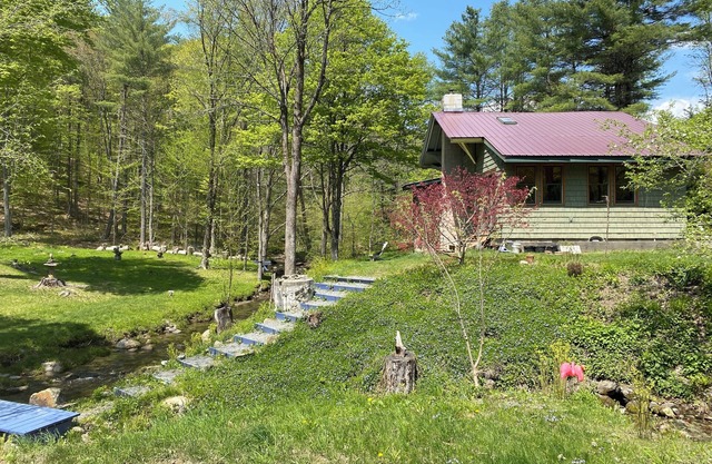 Idyllic 1-bedroom house by beautiful stream in lovely Vermont forest