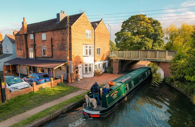 Idyllic 2 bedroom Canal facing Cottage in Hopwas