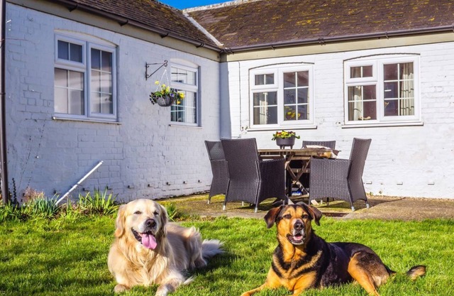 Idyllic Cottage - Detached, Private Garden, Dog Friendly - 2 Ensuite Bedrooms.