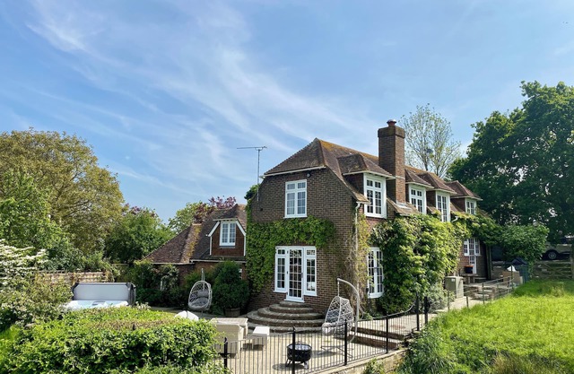 Idyllic Country House, Hot Tub, Games Room, Tranquil Setting, Views, Vineyards