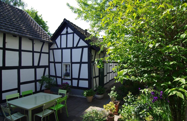 Idyllic, completely renovated half-timbered house in a listed courtyard
