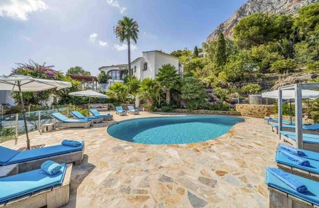 Idyllic & luxury huge 7 bed/bath villa, heated pool & Jacuzzi Wifi