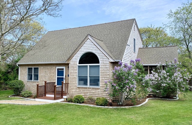 Idyllic Vineyard House in Desirable Katama/Edgartown – Walk/Bike to Town/Beaches