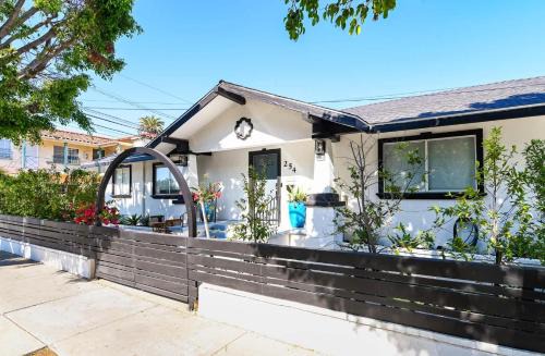 Immaculate 3BDR Bungalow - 5-Min Walk to Beach