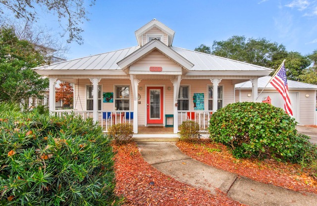 Immaculate & Adorable Beach Cottage! Steps to Community Pool & Beach! Gameroom/Mancave