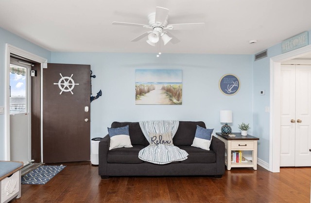 Immaculate Airy Retreat 300ft to Beach - Beach Badges, Linens + Towels Included