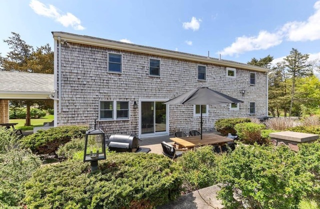 Immaculate Home, 2 Acres, Short Walk To Beach!