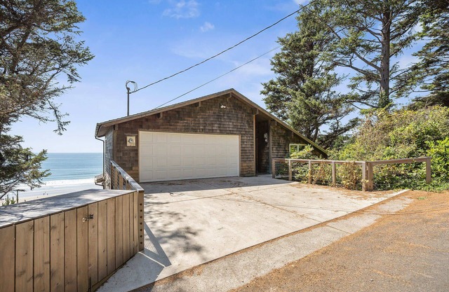 Immaculate Ocean Views! 3 bedroom, 1 sleeping loft, 2 bath, sleeps 12