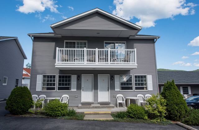 Immaculate Rental Houses in Lake George. Full Hotel Amenities. Heated Pool
